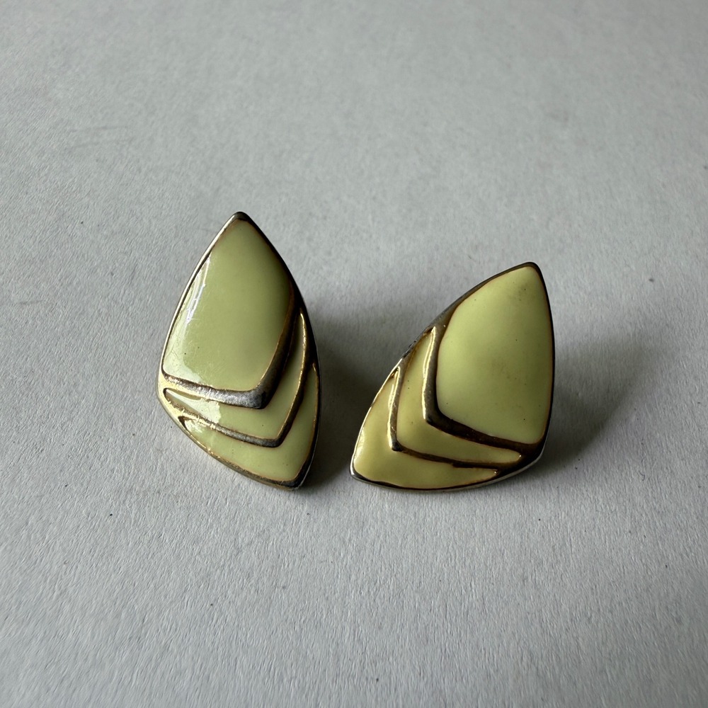 Vintage 1980 Geometric Pale Yellow Enamel Gold‎ Tone Shield Stud Earrings Retro